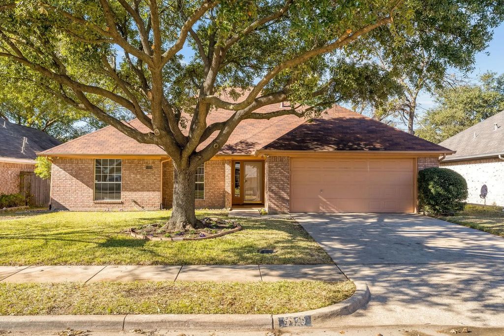 1129 Briar Oaks Drive, Irving