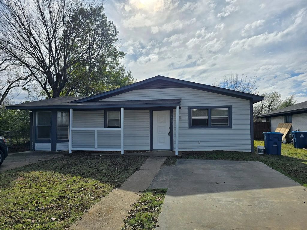2908 W Elm Street, Denison