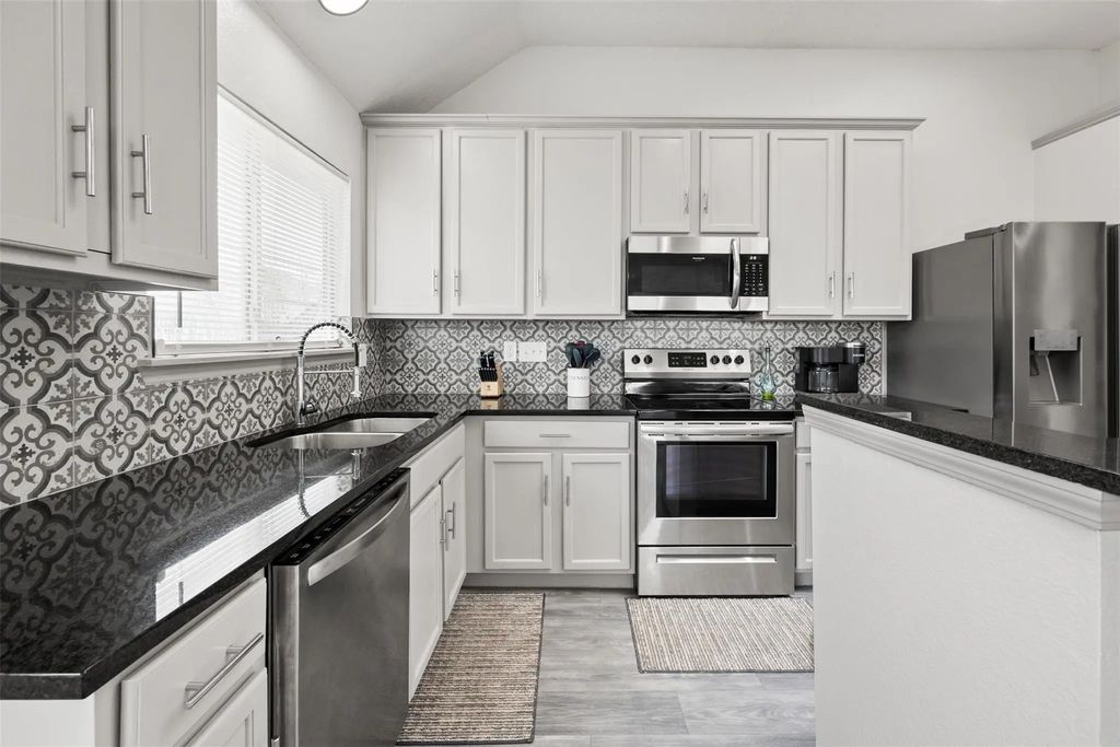 8205 Cedarcrest Lane, Fort Worth