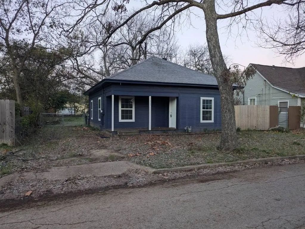 205 N Wood Street, Cleburne