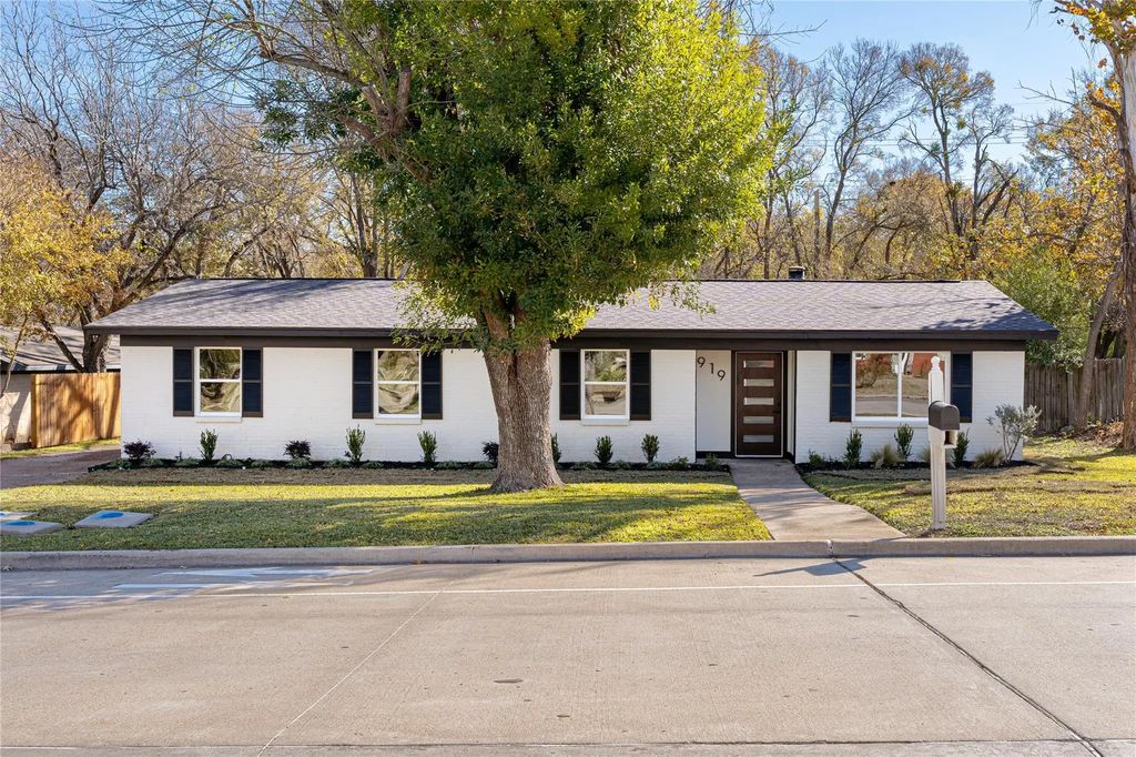 919 Fairway Road, Woodway