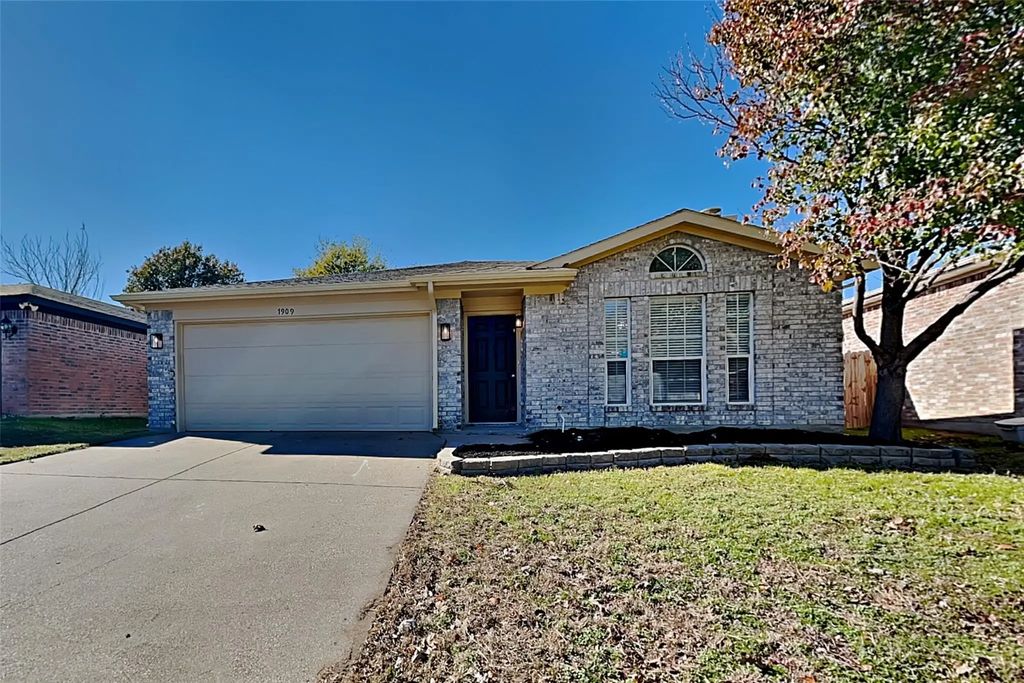 7909 Gardengate Lane, Fort Worth