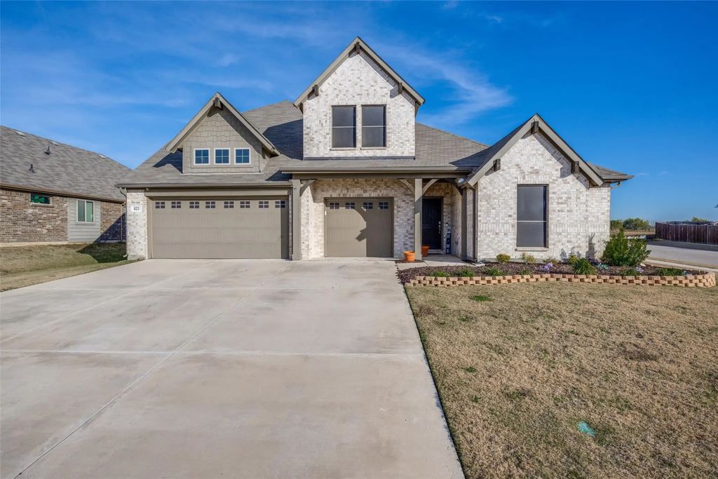 623 Woodridge Drive, Oak Point