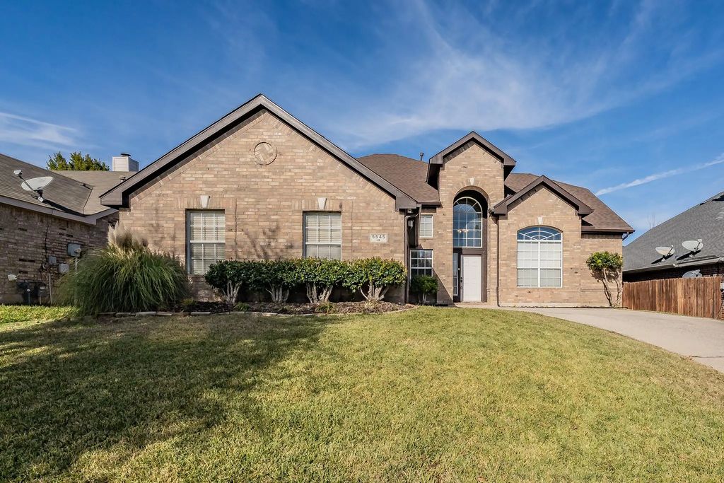 5545 Dunn Hill Drive, Fort Worth