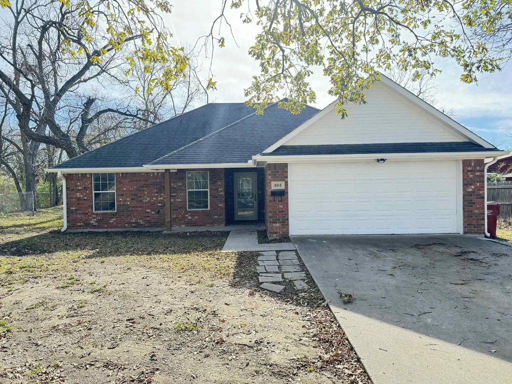 806 E 10th Street, Bonham