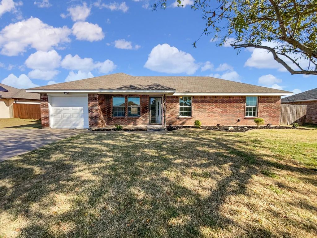 1307 Lynnwood Drive, Cleburne