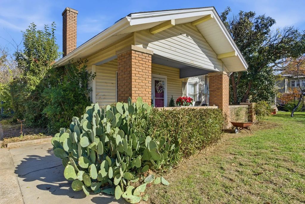 203 E Oak Street, Weatherford
