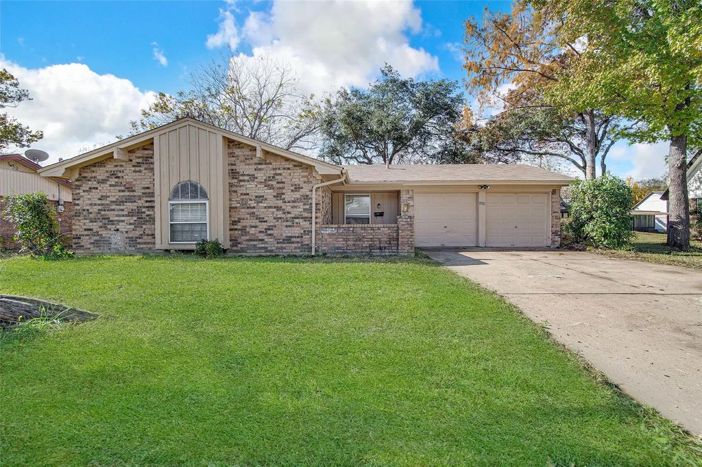 228 Lester Street, Burleson