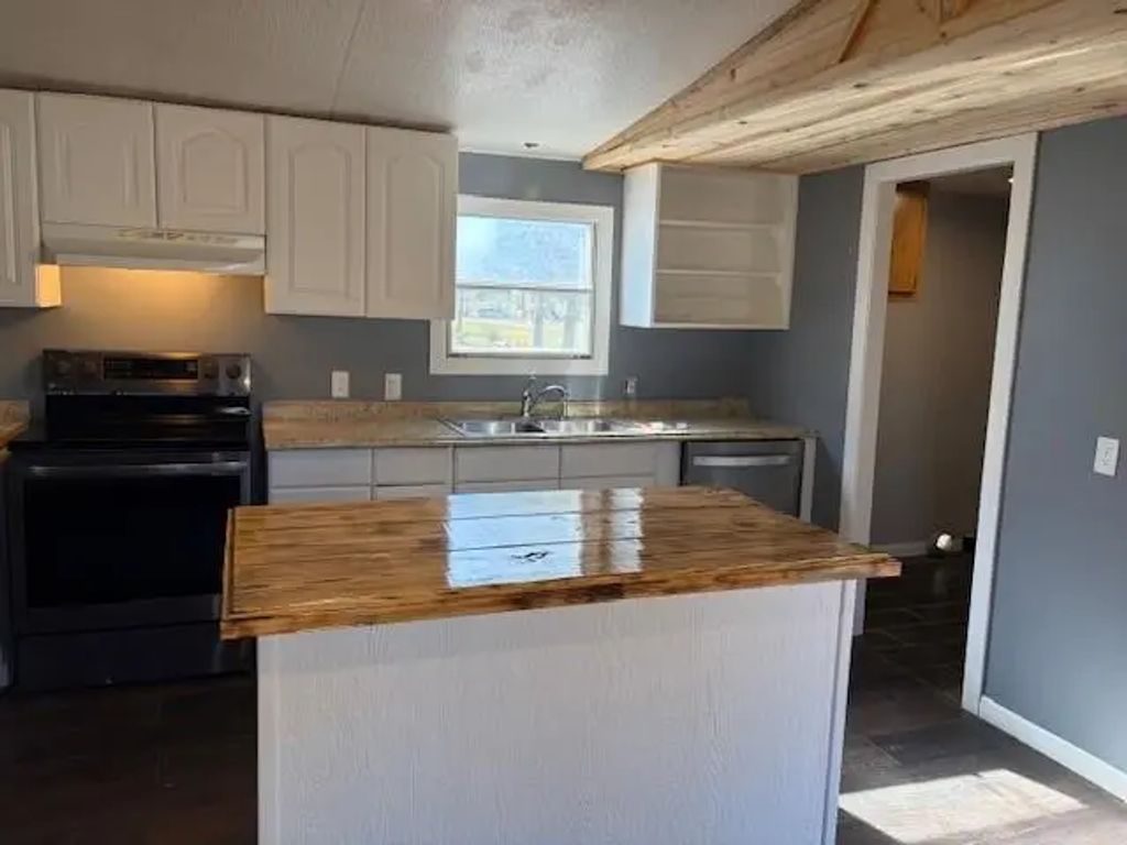 110 County Road 32150, Brookston