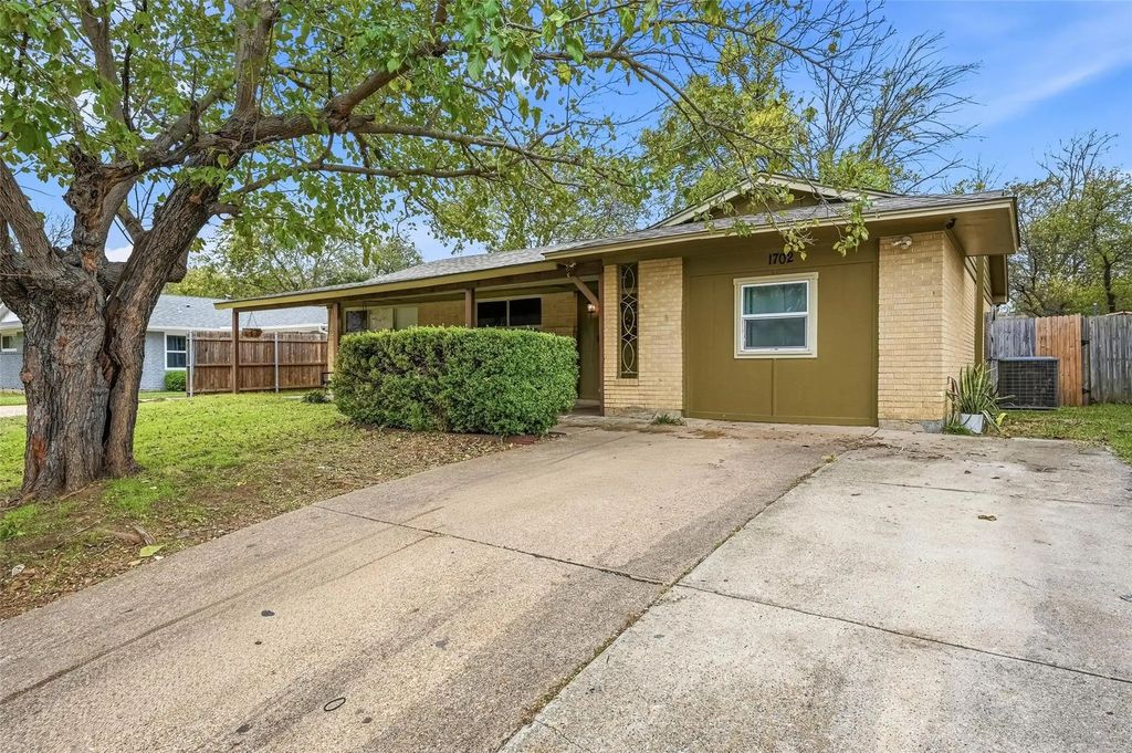 1702 Emerald Street, Grand Prairie
