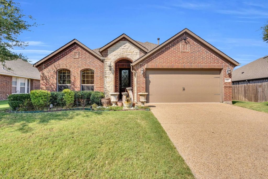 105 Manor Lane, Waxahachie