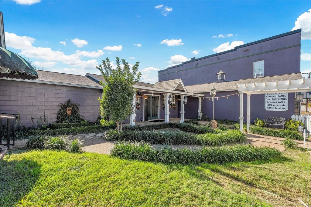 103-105 E Center Street, Lorena