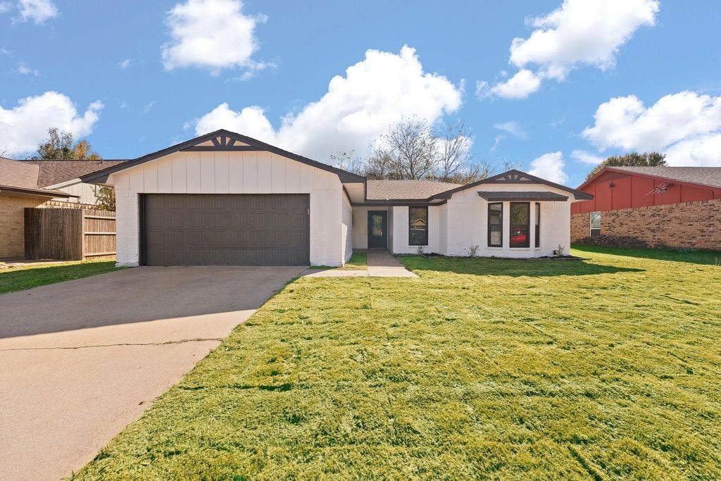 647 Evelyn Lane, Burleson