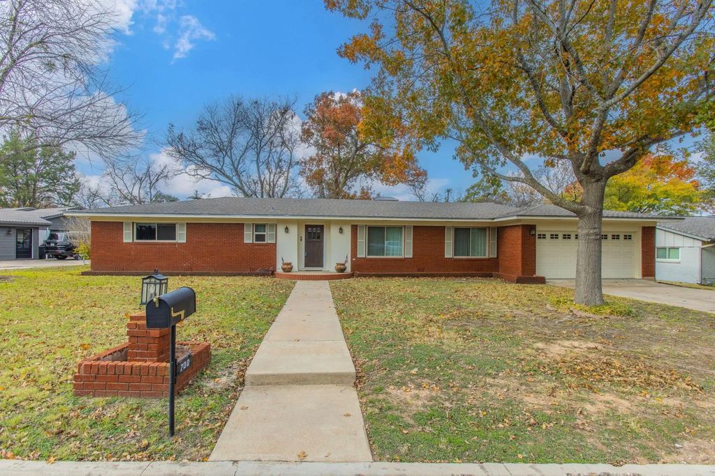 700 Falcon Drive, Woodway