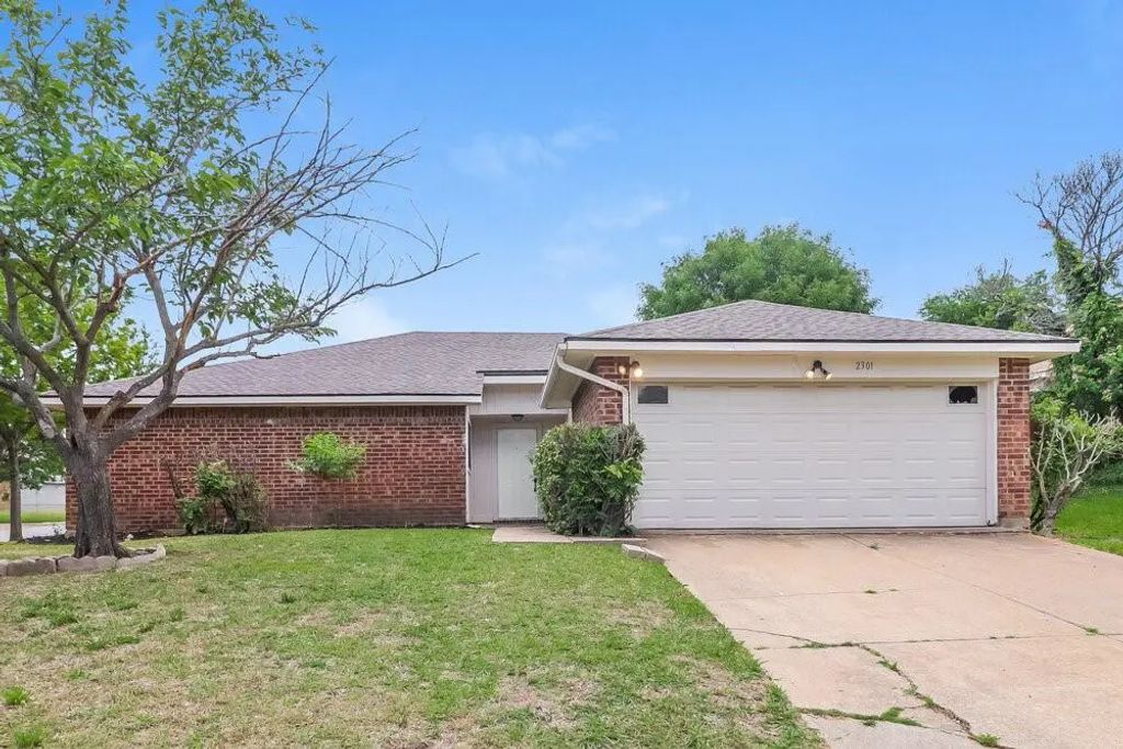 2301 Fall Court, Fort Worth