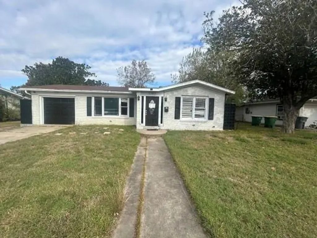 2302 E Mistletoe Avenue, Victoria