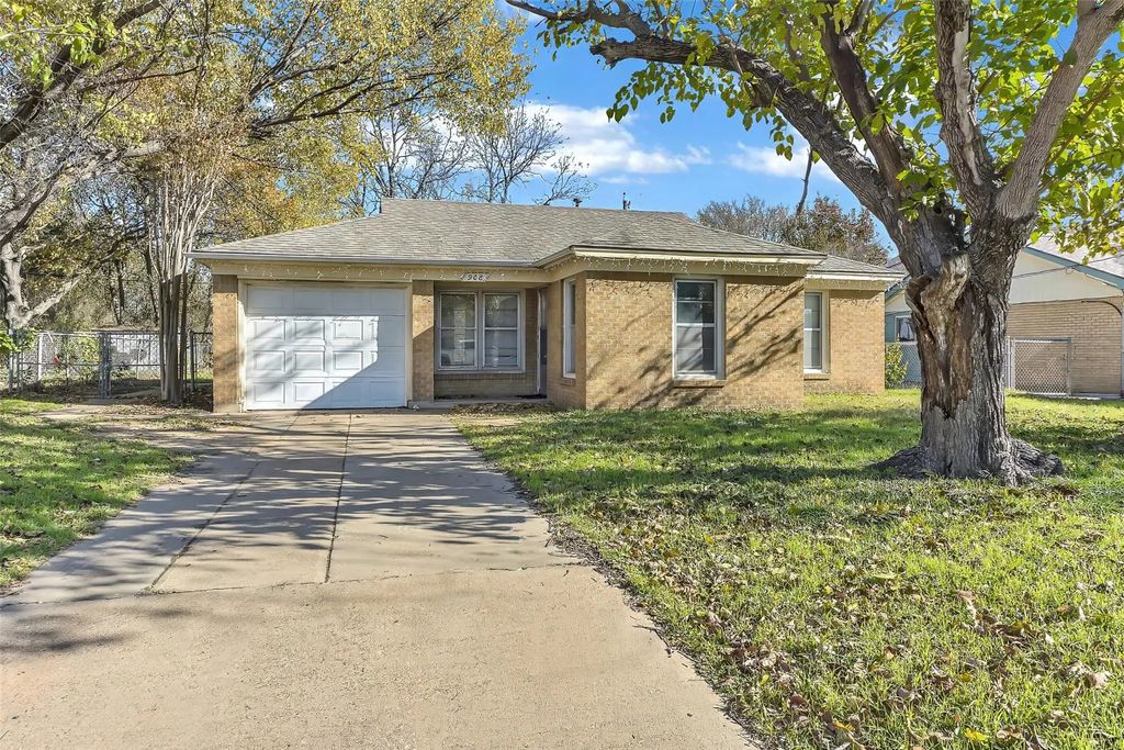 908 Yale Street, River Oaks