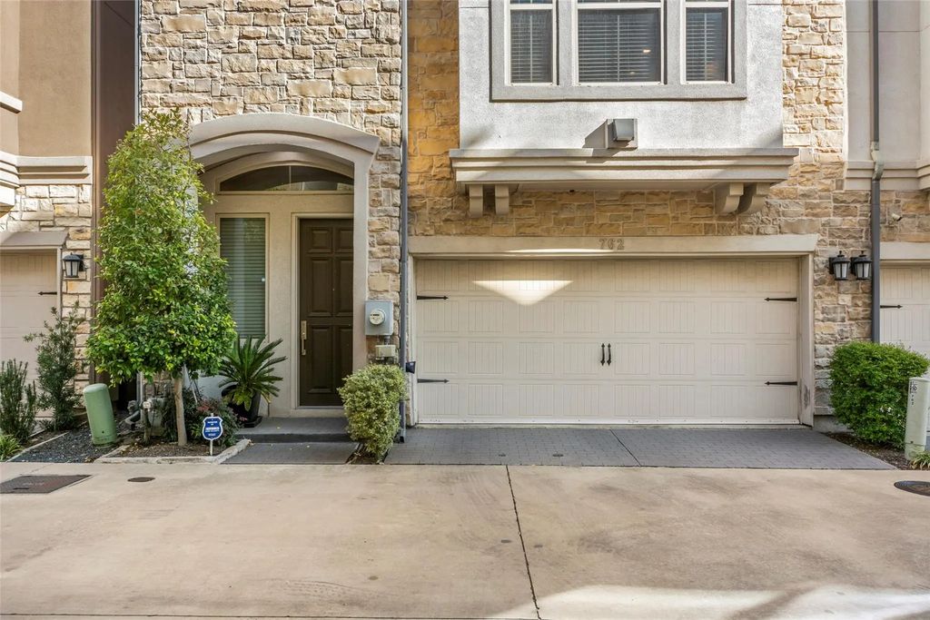 762 Lacey Oaks Place, Dallas