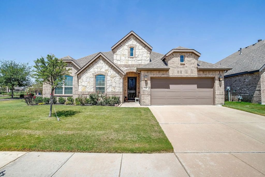 320 Ben Thomas Street, Burleson