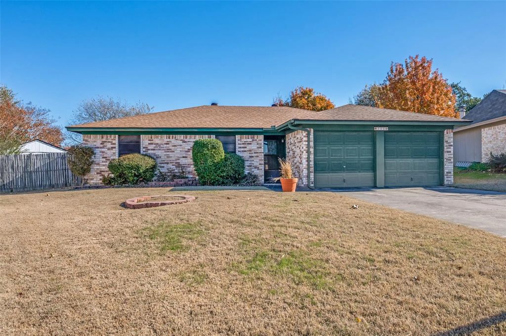 755 Tumbleweed Court, Fort Worth