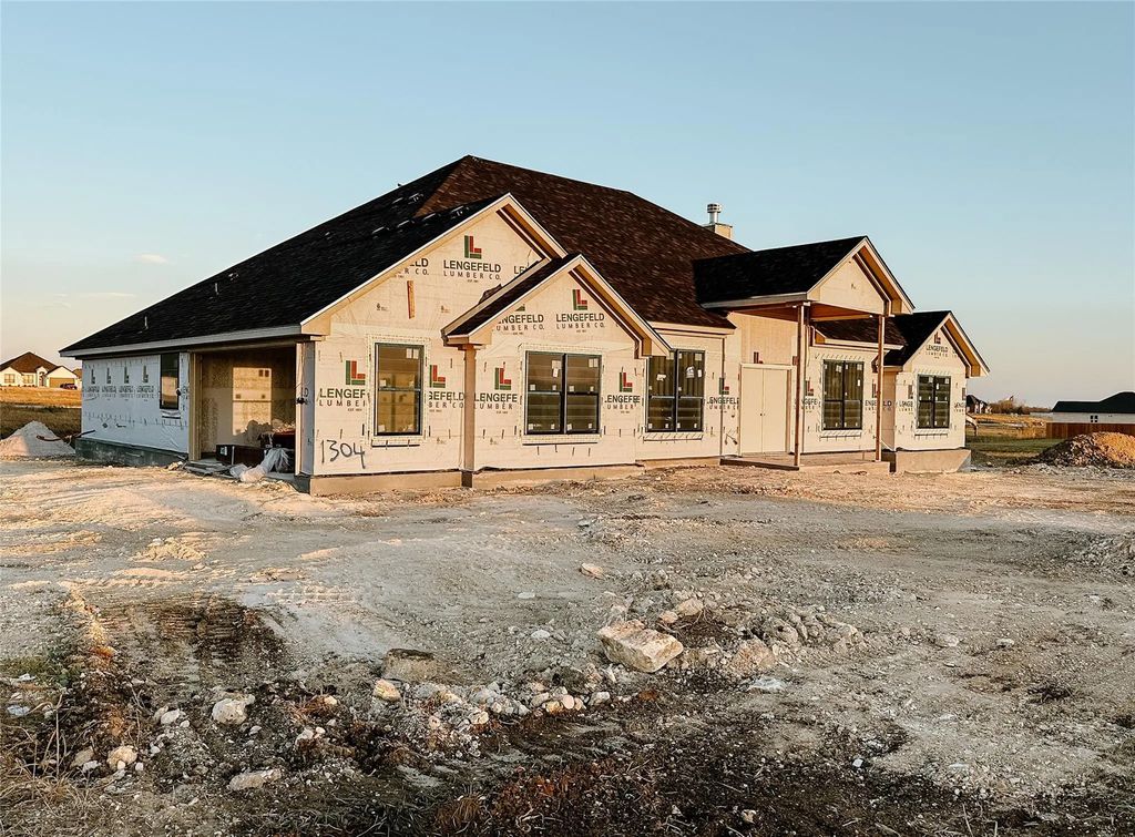1304 Red Rock Road, Hewitt