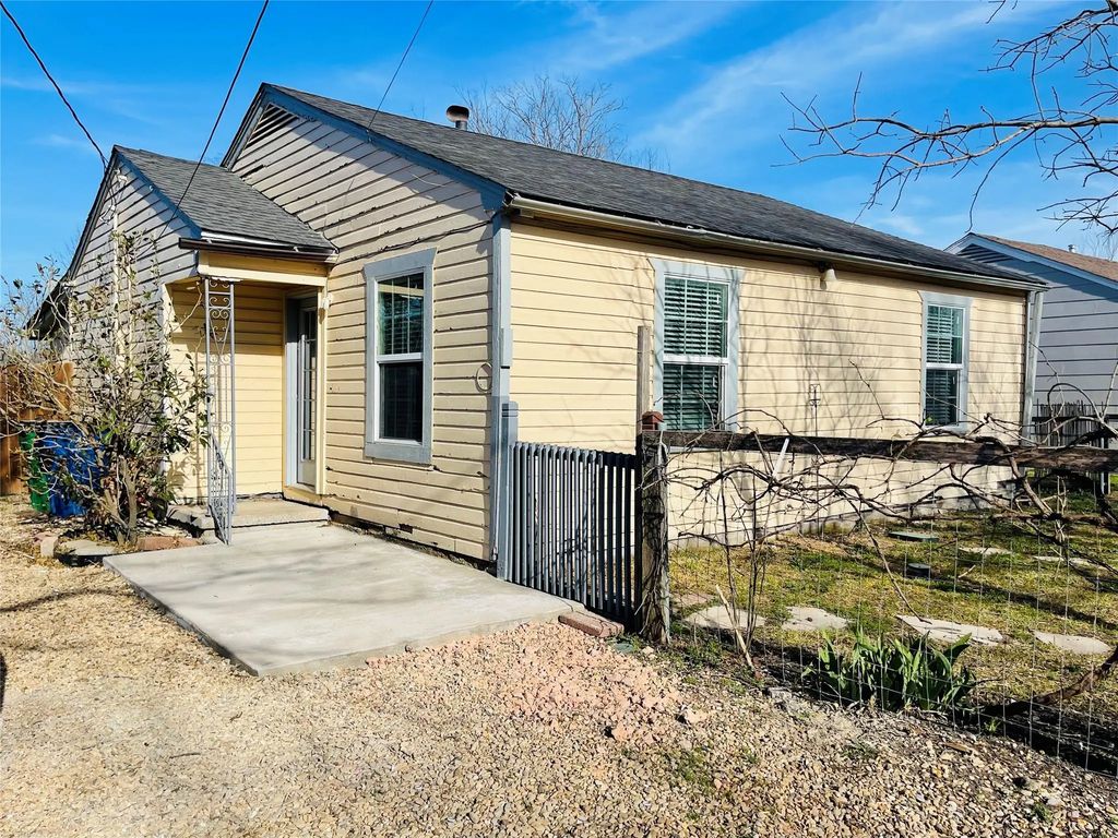 203 Ennis Street, Waxahachie