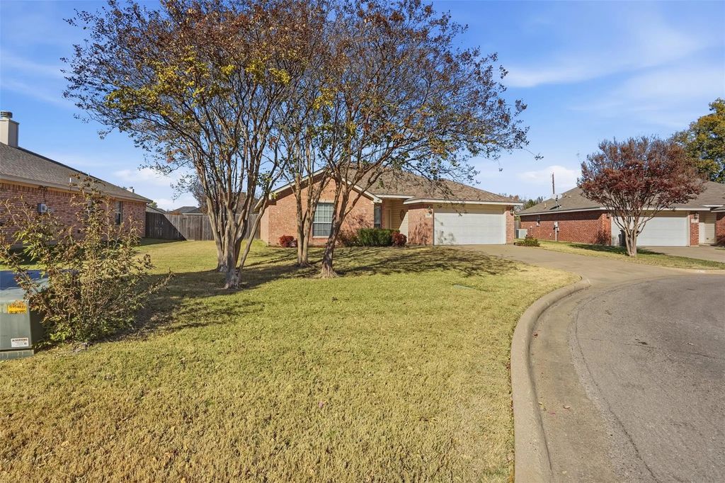 212 Preston Drive, Cleburne