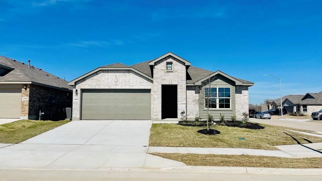 4224 Trickling Creek Lane, Fort Worth