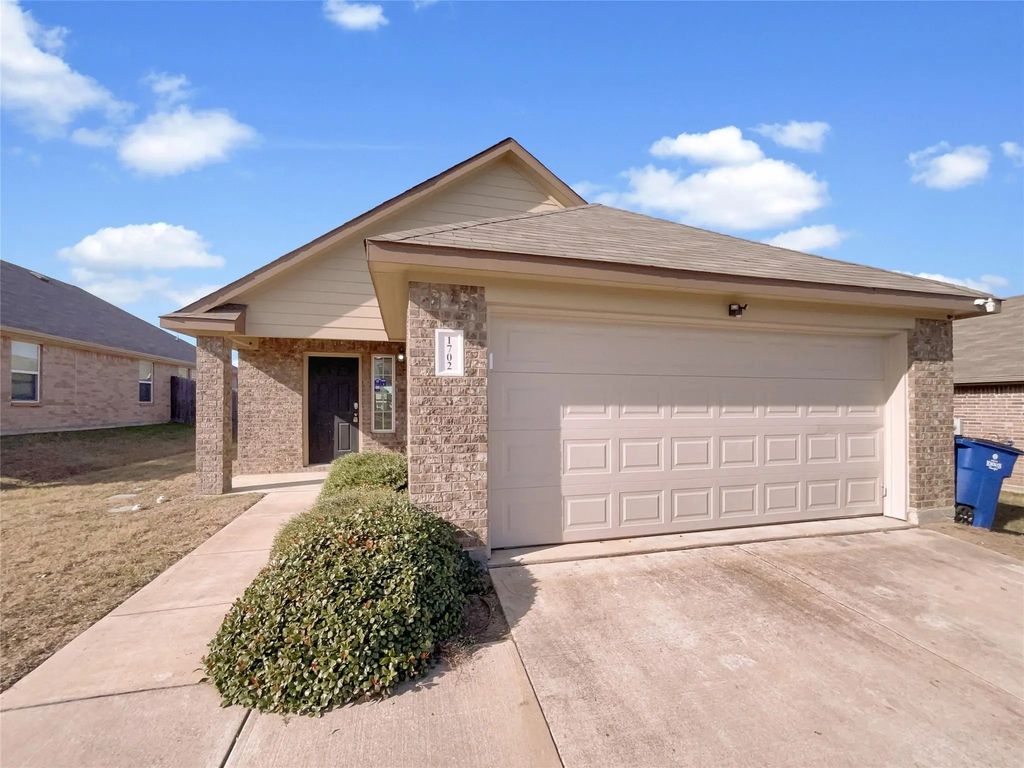 1702 Blue Jay Drive, Ennis
