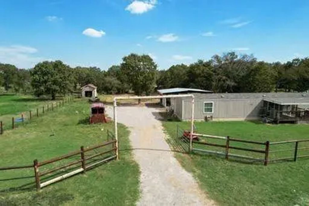 8055 County Road 301, Terrell