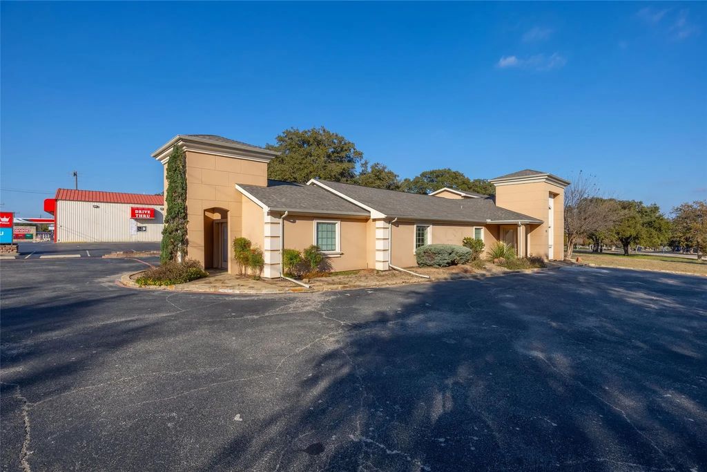 1715 S Morgan, Granbury