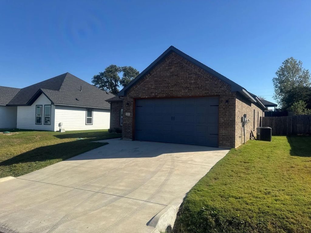 2213 Beverly Drive, Granbury