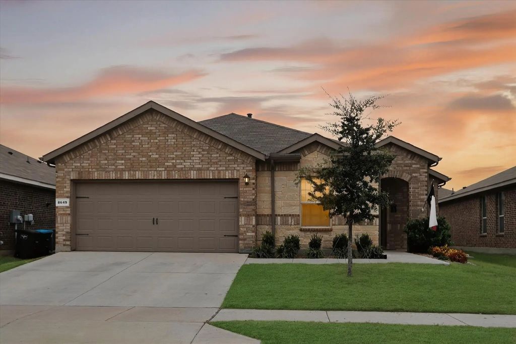 8649 Mirror Lake Drive, Fort Worth