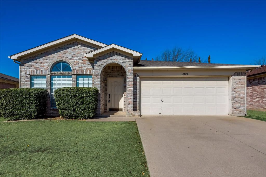 8129 Spruce Valley Drive, Fort Worth