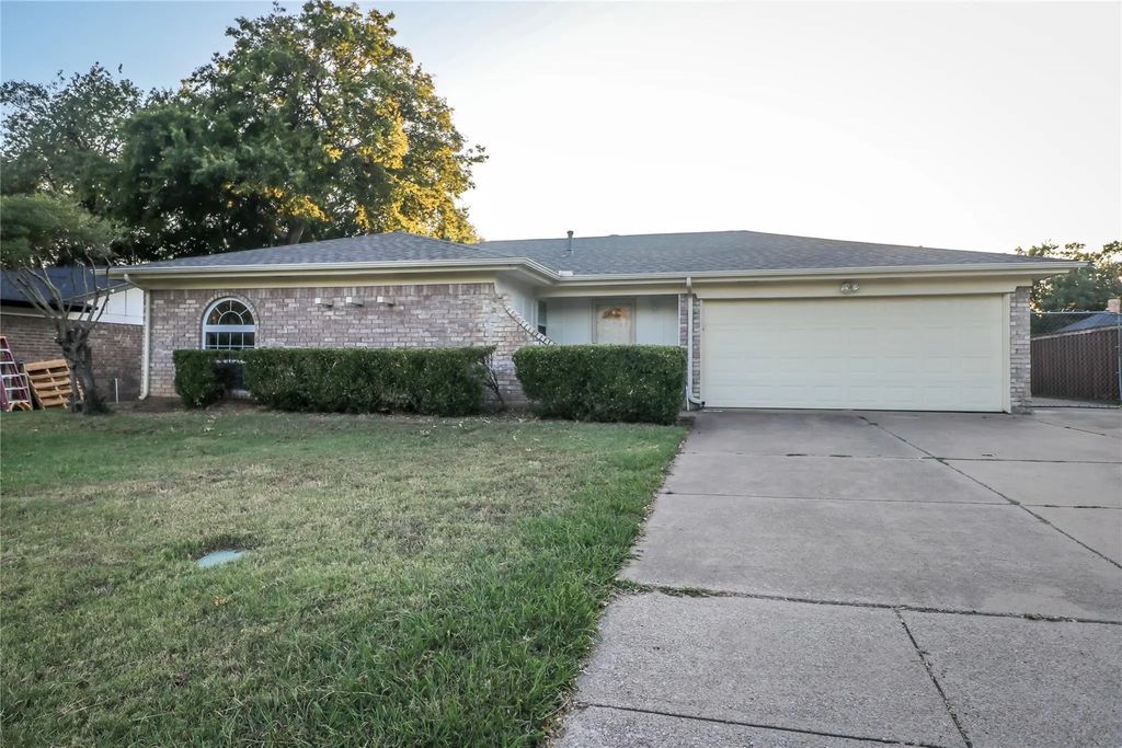 2213 Shady Brook Drive, Bedford
