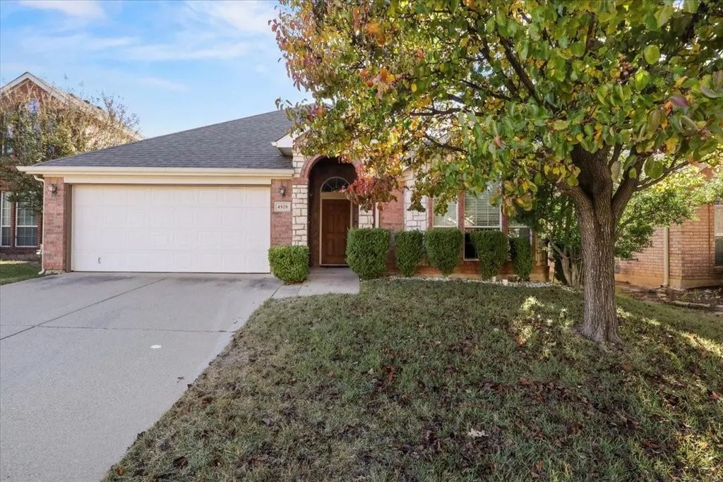 4528 Dragonfly Way, Fort Worth