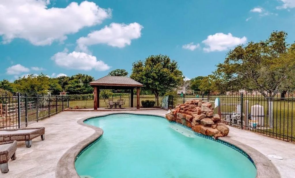 501 Valle Vista Court, Keller