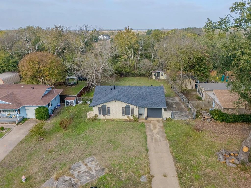 203 Leighton Drive, Terrell