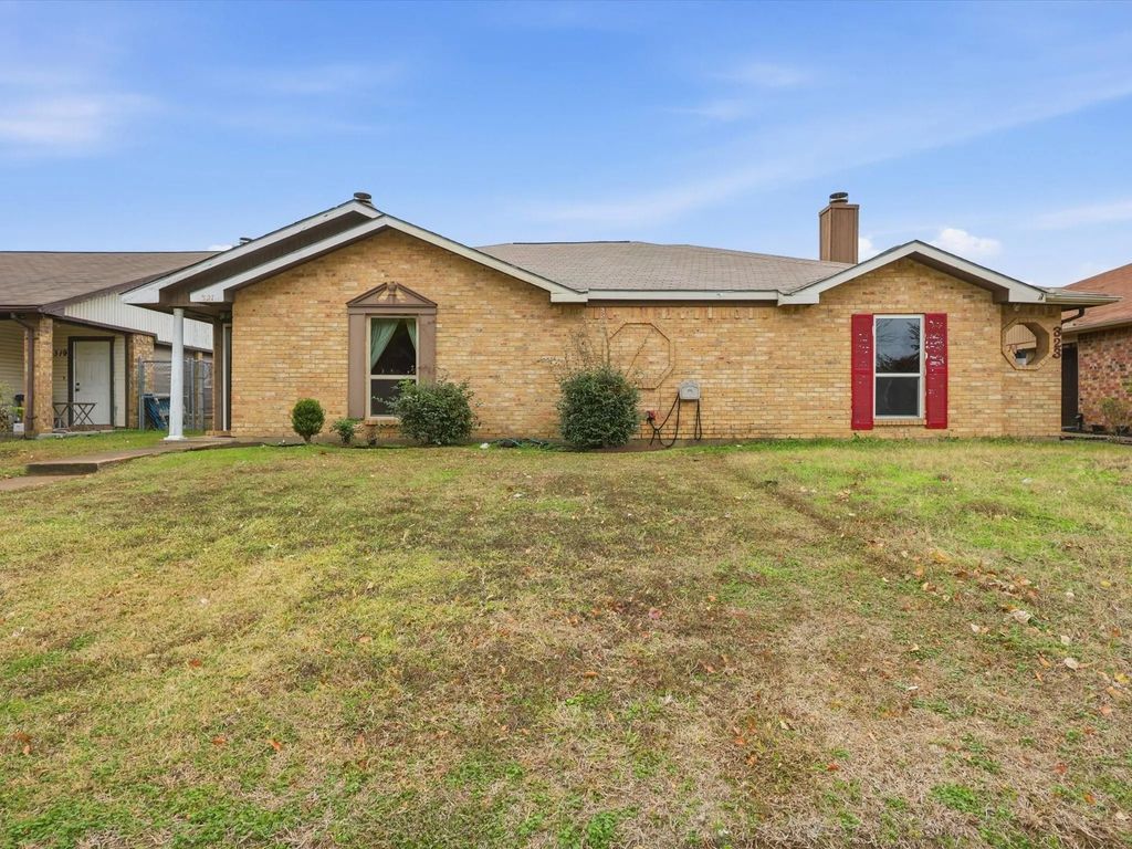 321 Gregory Lane, Grand Prairie