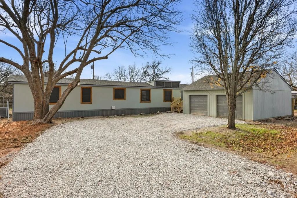 821 Flamingo Road, Granbury