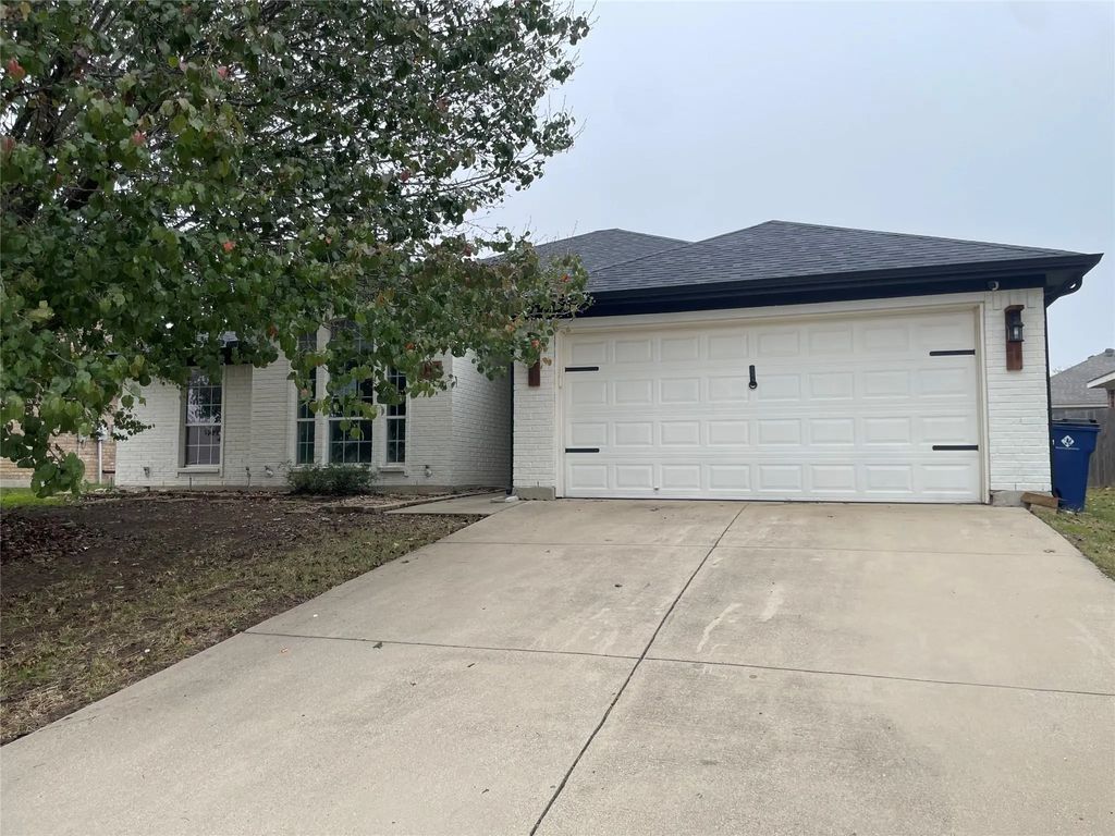 1014 Thistle Meade Circle, Burleson