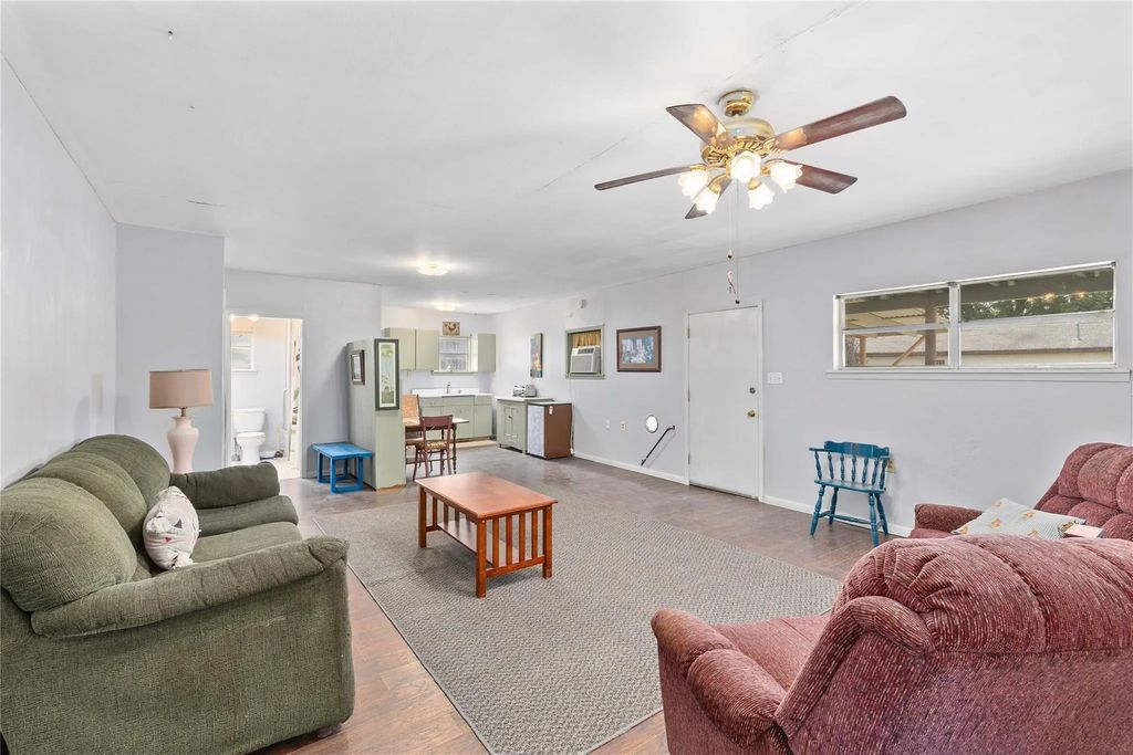 201 S First Street, Bangs