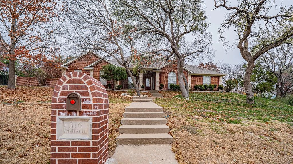 316 Coach House Circle, Fort Worth