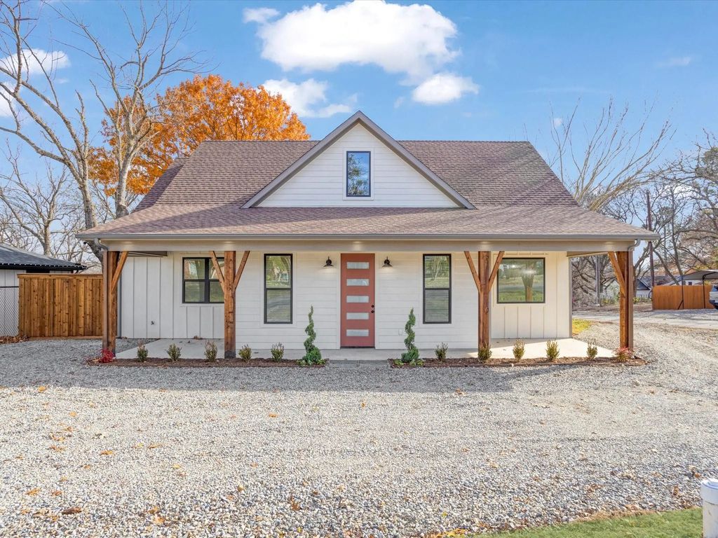 319 S Pecan Street, Bells