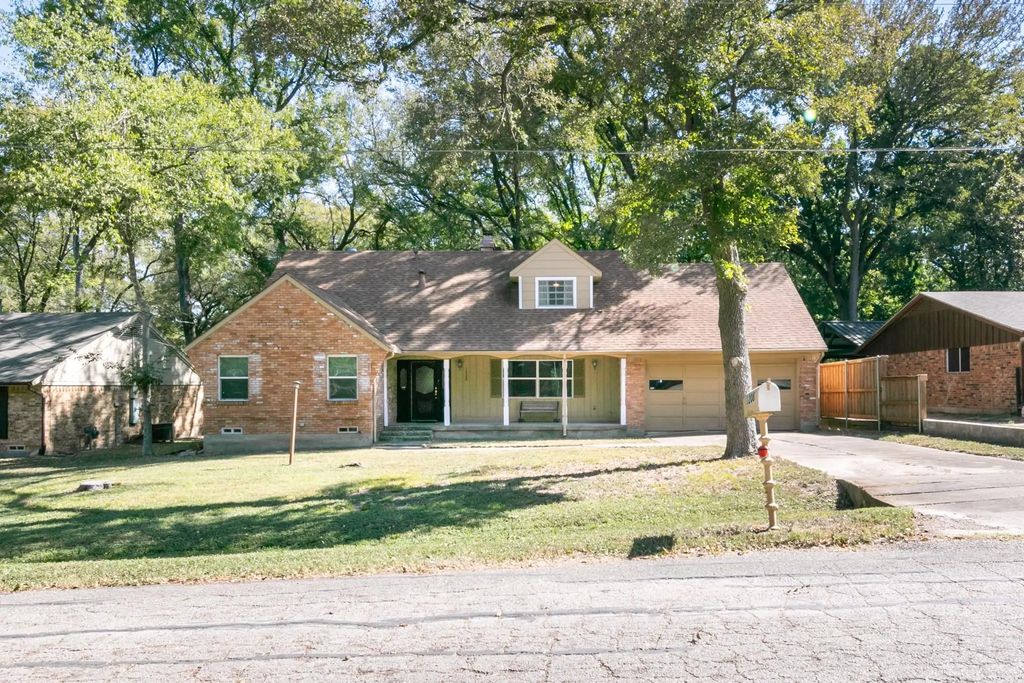 1208 Cedarbrook Trail, Lancaster