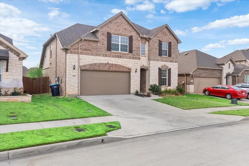 817 Crest Breeze Drive, Fort Worth