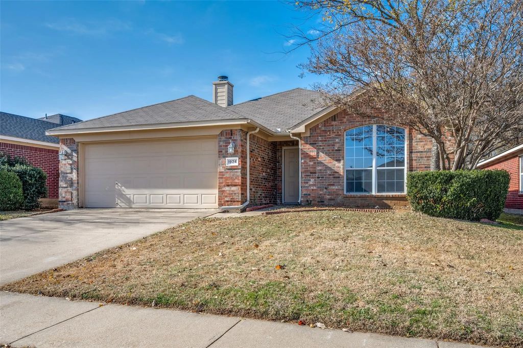 1924 Kingsbrook Trail, Fort Worth