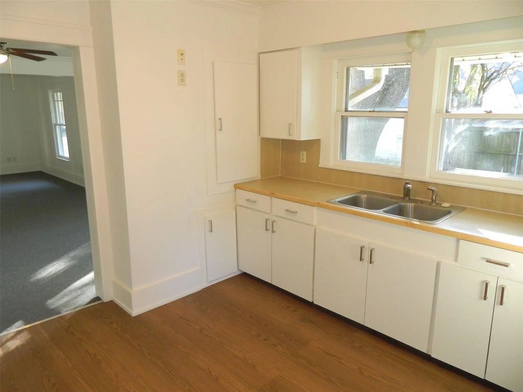 110 W Mulberry Street, Leonard