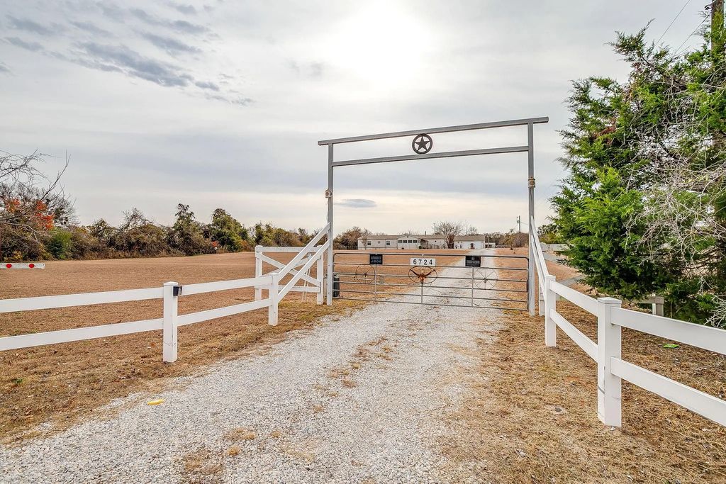 6724 Midway Road, Springtown