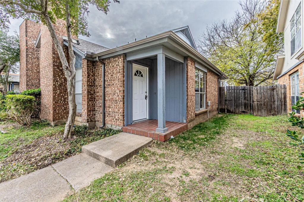 2324 Summer Place Drive, Arlington